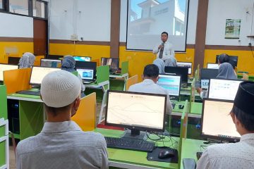 Guru Isriati 1 berlatih mengelola website