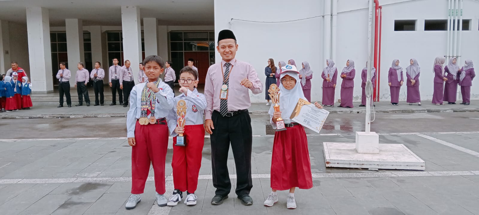 Prestasi SD Hj. Isriati Baiturrahman 1 SMG. Senin, 2 Desember 2024