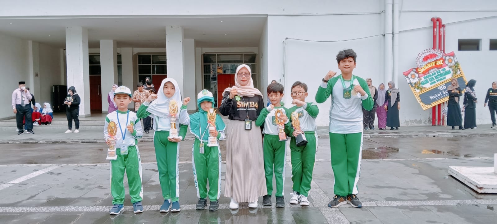 Prestasi SD Hj. Isriati Baiturrahman 1 SMG. Senin, 16 Desember 2024