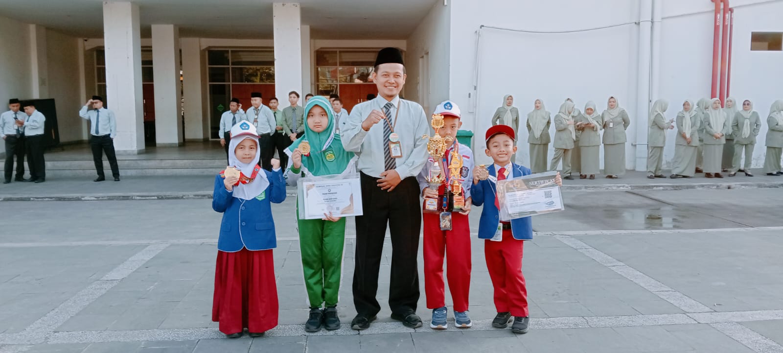 Prestasi SD Hj. Isriati Baiturrahman 1 SMG. Senin, 21 Juli 2025