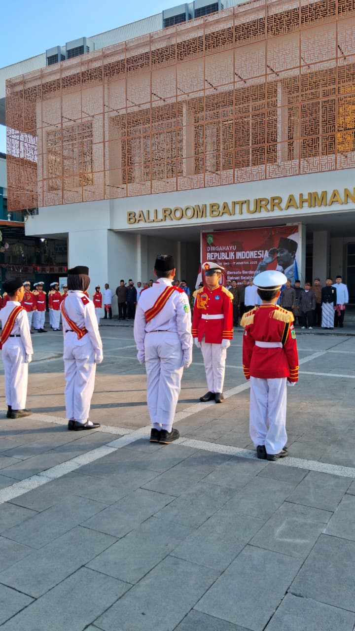 Upacara HUT ke-80 RI SD Hj. Isriati Baiturrahman 1 Semarang
