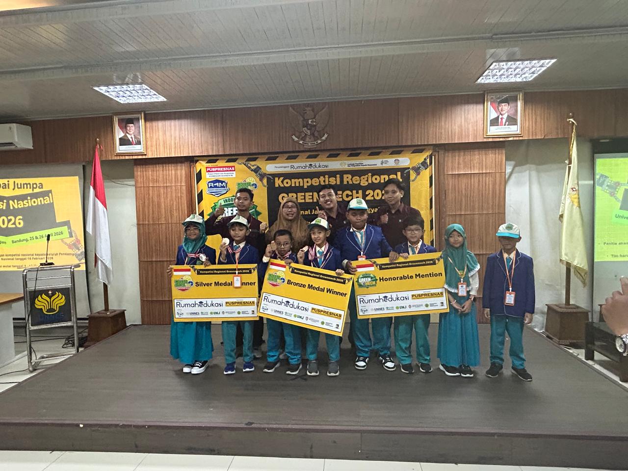 COSMIC SD ISBA 1 BERSINAR DENGAN TIGA MEDALI DI GREENMECH JUNIOR PROGRAMMER 2026