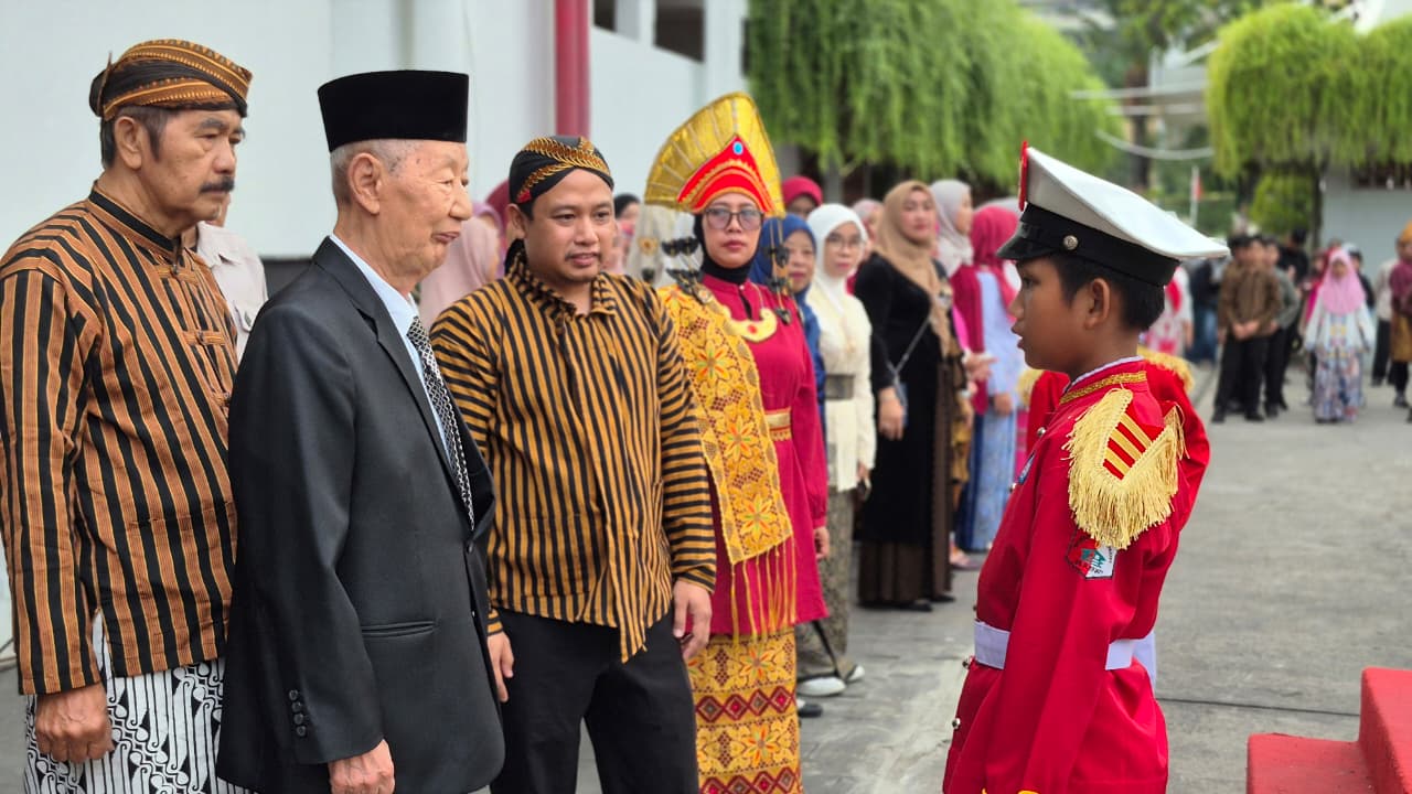 Upacara HUT ke-81 RI SD Hj. Isriati Baiturrahman 1 Semarang